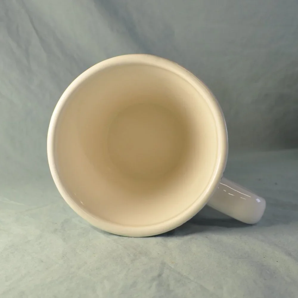 TWO 14 oz mug blue & white floral sur la table (w1261)